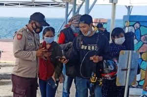 Polsek Kep Seribu Selatan Himbau ProKes 97 Penumpang Kapal Yang Tiba di Pulau Untung Jawa