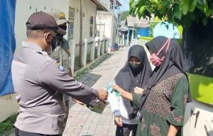 Sambil Himbau ProKes, Polres Kepulauan Seribu Bagikan 1.600 Masker ke Warga