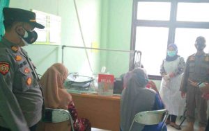 Tinjau Giat Vaksinasi, Kapolsek Kep Seribu Utara Ajak Warga Lengkapi Aungik Vaksin dan Terapkan ProKes