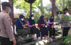 Sambil Himbau ProKes, Polres Kepulauan Seribu Bagikan 1.400 Masker ke Warga