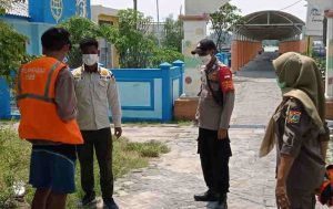 Dua dari Enam Pelanggar ProKes disanksi Kerja Sosial oleh Tim Ops Yustisi Gabungan Polsek Kep Seribu Selatan