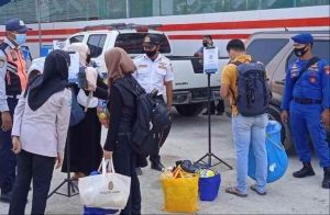 Di Dermaga Keberangkatan, Polres Kep Seribu Himbau ProKes dan Scan Barcode Peduli Lindungi 98 Penumpang ke Pulau