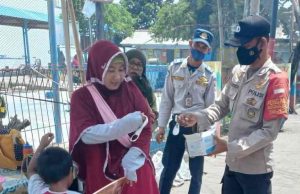 Saat Himbau ProKes, Polres Kepulauan Seribu Bagikan 1.400 Masker ke Warga