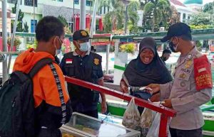 Himbau ProKes dan Bagikan 1.600 Masker, Polres Kepulauan Seribu Terus Cegah Sebaran Covid-19