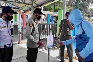 PPKM Level1, Polsek Kep Seribu Selatan Ketatkan Aturan ProKes dan Wajibkan Warga Scan Barcode Peduli Lindungi di Dermaga Kedatangan