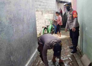 Kapolsek Kep Seribu Utara Check Lokasi Banjir Rob di Pulau Kelapa dan Himbau Warga Tidak Panik