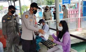 Sambil Himbau ProKes, Polres Kepulauan Seribu Bagikan 1.400 Masker ke Warga