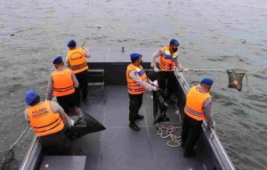 Salut, Sat Polair Polres Kepulauan Seribu Rutin Bersihkan Sampah di Laut