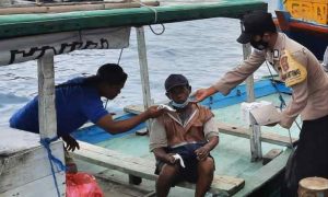 Sambil Himbau ProKes, Polres Kepulauan Seribu Bagikan 1.500 Masker ke Warga