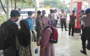 Personel Polres Kep Seribu Himbau Taat ProKes dan Scan Barcode Peduli Lindungi 138 Penumpang Kapal ke Pulau dari Dermaga Marina Ancol