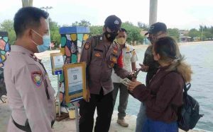 Himbau ProKes dan Wajibkan 264 Wisatawan Scan Barcode Peduli Lindungi Yang Tiba di 4 Dermaga Kedatangan