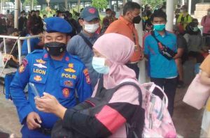 Di Dermaga Marina Ancol, Polres Kep Seribu Giatkan Pengawasan ProKes dan Wajibkan 444 Wisatawan Scan Barcode Peduli Lindungi