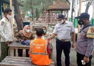 Disiplinkan Warga Terkait ProKes, Polsek Kep Seribu Selatan Gelar Ops Yustisi Gabungan di 3 Pulau dan Jaring 8 Pelanggar