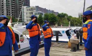 Sambil Patroli Wilayah, Sat Polairud Polres Kep Seribu Himbau ProKes dan Bagikan Masker