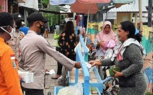 Sambil Himbau ProKes, Polres Kepulauan Seribu Bagikan 1.600 Masker ke Warga