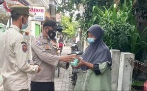 Sambil Himbau ProKes, Polres Kepulauan Seribu Bagikan 1.500 Masker ke Warga