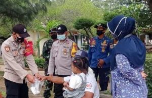 Sambil Himbau ProKes, Polres Kepulauan Seribu Bagikan 1.400 Masker ke Warga