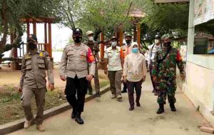8 Pelanggar ProKes di 3 Pulau Oleh Tim Ops Yustisi Gabungan Polsek Kepulauan Seribu Selatan disanksi
