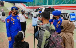 Di Dermaga Kaliadem Muara Angke, 143 Wisatawan Akan ke Pulau Seribu Dihimbau Taat ProKes dan Scanning Barcode Peduli Lindungi