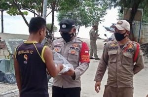 Sembari Himbau ProKes, Polres Kepulauan Seribu Bagikan 1.700 Masker ke Warga
