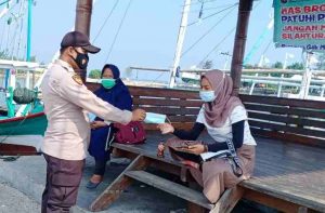 Sambil Himbau ProKes, Polres Kepulauan Seribu Bagikan 1.600 Masker ke Warga