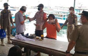 Bersama Satpol PP dan Tim Satgas COVID-19, Polsek Kep Seribu Utara Gelar Ops Yustisi Gabungan di 2 Pulau dan Dapati 8 Pelanggar