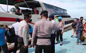Polsek Kep Seribu Selatan Ketatkan Aturan ProKes dan Wajibkan 200 Warga dan Wisatawan Yang Tiba di 4 Dermaga Pulau Pemukiman