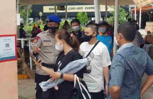 118 Wisatawan Ke Pulau Seribu, Scanning Barcode Peduli Lindungi di Dermaga Keberangkatan Marina Ancol