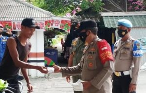 Bagikan 1.300 Masker, Polres Kepulauan Seribu Ajak Warga Taat ProKes