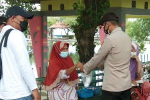 Bagikan 1.400 Masker, Polres Kepulauan Seribu Ajak Warga Taat ProKes