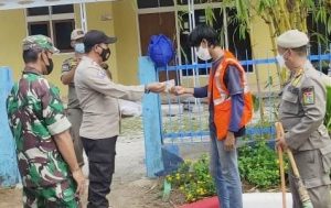2 Dari 7 Pelanggar ProKes disanksi Kerja Sosial Oleh Tim Ops Yustisi Gabungan Polsek Kep Seribu Utara