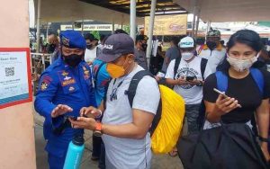Setelah Menjalani Scan Barcode Peduli Lindungi di Dermaga Marina Ancol, 82 Wisatawan Berangkat ke Pulau Seribu