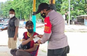 Saat Himbau ProKes, Polres Kepulauan Seribu Bagikan 1.600 Masker ke Warga