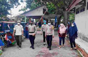 2 Dari 7 Pelanggar ProKes disanksi Kerja Sosial Oleh Tim Ops Yustisi Polsek Kep Seribu Selatan