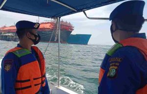 Hampiri Nelayan Yang Sedang Melaut, Sat Polairud Polres Kep Seribu Himbau ProKes dan Bagikan Masker