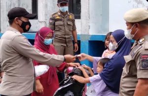 Secara Door to Door, Polres Kepulauan Seribu Himbau ProKes dan Bagikan 1.500 Masker ke Warga