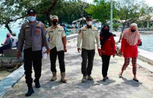 1 Dari 7 Pelanggar ProKes disanksi Kerja Sosial Oleh Tim Ops Yustisi Polsek Kep Seribu Selatan