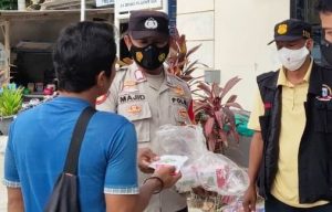 Cegah Sebaran COVID-19, Polres Kep Seribu Terus Warga Yang Berada di Ruang Publik dihampiri dan dibagikan 1.400 Masker Oleh Polres Kep Seribu