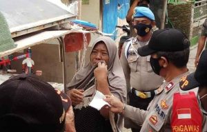 Secara Door to Door, Polres Kepulauan Seribu Himbau ProKes dan Bagikan 1.500 Masker ke Warga