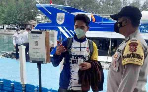 Tiba di Pulau Pari, Polsek Kep Seribu Selatan Ketatkan ProKes dan Wajibkan 177 Warga dan Wisatawan Scan Barcode Peduli Lindungi