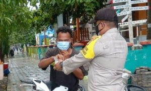 Secara Door to Door, Polres Kepulauan Seribu Himbau ProKes dan Bagikan 1.400 Masker ke Warga