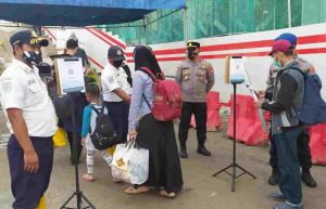 Di Pelabuhan Kaliadem Muara Angke, Polres Kep Seribu Giatkan Pengawasan ProKes dan Wajibkan 146 Penumpang Kapal Scan Barcode Peduli Lindungi