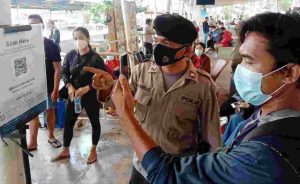 Di Dermaga Marina Ancol, Polres Kep Seribu Himbau ProKes dan Wajibkan 172 Penumpang Kapal Sudah Vaksin COVID-19