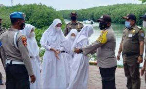 Secara Door to Door, Polres Kepulauan Seribu Himbau ProKes dan Bagikan 1.300 Masker ke Warga