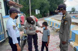 Bagikan 1.500 Masker Ke Warga, Polres Kepulauan Seribu Terus Cegah Sebaran COVID-19