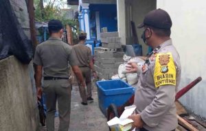 Tak Bermasker, 2 Dari 8 Pelanggar ProKes Disanksi Kerja Sosial Oleh Tim Ops Yustisi Gabungan Polsek Kep Seribu Utara