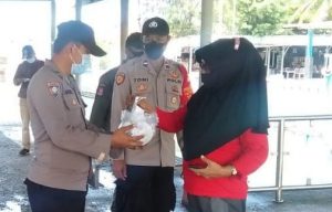 Bagikan 1.500 Masker Ke Warga, Polres Kepulauan Seribu Terus Cegah Sebaran COVID-19