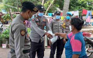 Cegah Sebaran COVID-19, Polres Kep Seribu Bagikan 1.400 Masker Ke Warga Secara Door to Door