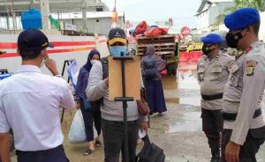 180 Penumpang Kapal ke Pulau Seribu Scan Barcode Peduli Lindungi di Pelabuhan Kaliadem Muara Angke
