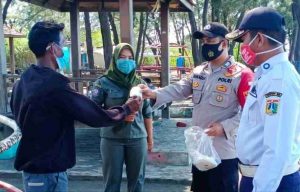 Cegah Sebaran COVID-19, Polres Kep Seribu Bagikan 1.500 Masker Ke Warga Secara Door to Door